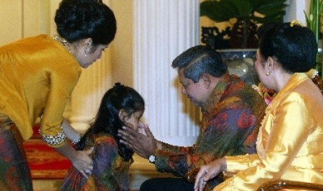 Susilo Bambang Yudhoyono dan Ani Yudhoyono (kanan) menerima 