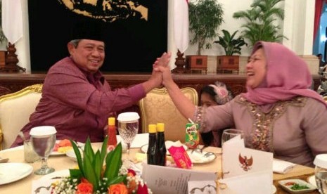 Susilo Bambang Yudhoyono dan istrinya Ani Yudhoyono melakukan tos saat buka puasa bersama para pemimpin redaksi, di Istana Negara, Selasa malam (16/7)