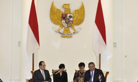 President Susilo Bambang Yudhoyono (right) receives the visit of former PM Yasuo Fukuda on Monday. 