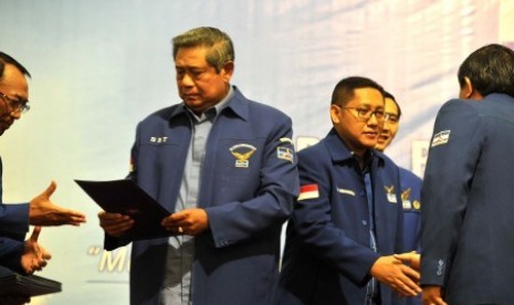 Susilo Bambang Yudhoyono (kiri) dan Anas Urbaningrum (kakan)