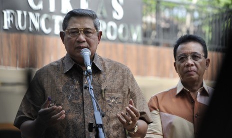 Susilo Bambang Yudhoyono (kiri) dan Djoko Suyanto (kanan) 