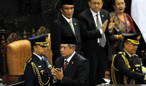 Susilo Bambang Yudhoyono memberikan penghormatan usai menyampaikan Rancangan APBN 2015 dalam sidang paripurna di Ruang Rapat Paripurna I, Gedung Nusantara, Kompleks Parlemen, Jakarta, Jumat (15/8).