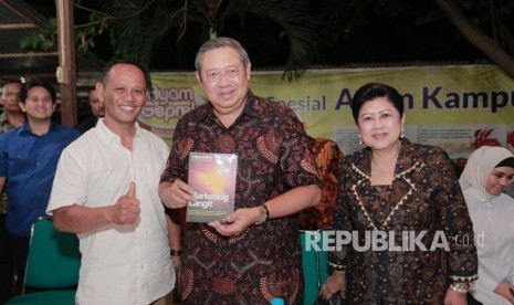 Susilo Bambang Yudhoyono (SBY) dalam Tour de Jatim Partai Demokrat, di Sragen, Jawa Tengah, Kamis (5/4).