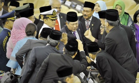  Susilo Bambang Yudhoyono (tengah) menyapa anggota DPR-DPD usai menyampaikan pidato kenegaraan dalam sidang bersama DPR-DPD RI di Gedung Nusantara, Kompleks Parlemen Senayan, Jakarta, Jumat (15/8).