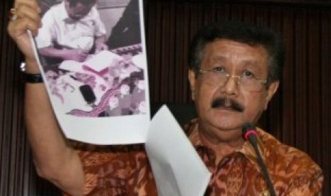 SUSNO MENYERAHKAN DIRI. Jaksa Agung Basrief Arief (kiri) memperlihatkan foto penyerahan diri mantan Kabareskrim Komjen (Purn) Susno Duadji.