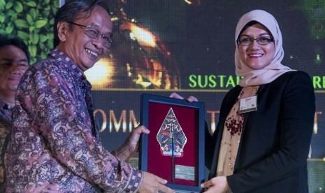 Sustainability Manager Asia Pulp & Paper (APP), Librian Anggraini (kanan) menerima Sustainability Report Award dari Ketua Tim Juri, Sarwono Kusumaatmadja di Jakarta