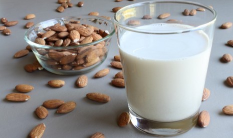 Susu dari kacang almond ala Kourtney Kardashian dapat disiapkan dengan mudah.