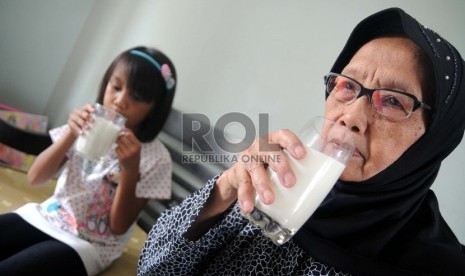 Susu lewat sebuah penelitian dikaitkan dengan pelemahan tulang.