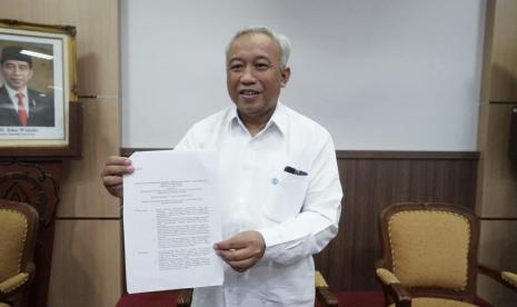 Sutanto tunjukkan permen pembekuan MWA UNS dan pembatalan hasil pemilihan calon rektor 2023-2028, Senin (3/4/2023).