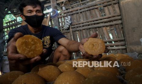 Gula merah dari nira pohon nipah (Nypa fruticans)