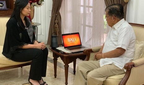 Livi Zheng berbincang dengan Wakil Presiden Jusuf Kalla.