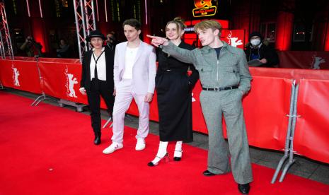 Sutradara asal Jerman Maggie Peren, aktor Jerman Jonathan Berlin, aktris Swiss Luna Wedler, dan aktor Jerman Louis Hofmann menghadiri premiere Der Passfaelscher (The Forger) sebagai bagian dari Berlin International Film Festival (Berlinale) di Berlin, Jerman, 13 February 2022. Festival yang berlangsung dari 10 hingga 20 Februari 2022 itu mendapati kasus Covid-19 terjadi pada dua persen sampel.