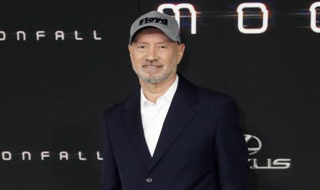 Sutradara asal Jerman, Roland Emmerich, berpose di karpet merah menjelang premiere film Lionsgate, Moonfall, di TCL Theater, Hollywood, California, Amerika Serikat, 31 January 2022. Emmerich menilai, film Marvel dan Star Wars menghancurkan industri.