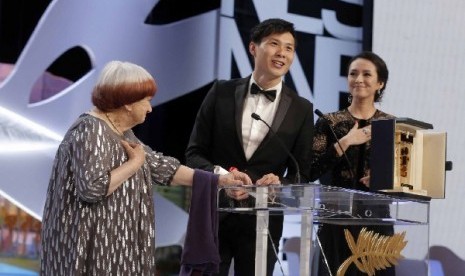 Sutradara asal Singapura Anthony Chen saat menerima penghargaan Camera d'Or di festival film Cannes