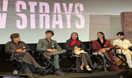 Sutradara dan pemain film The Shadow Strays. Dari kiri ke kanan: Adipati Dolken, Timo Tjahjanto, Aurora Ribero, dan Hana Malasan saat konferensi pers di XXI Epicentrum Jakarta, Selasa (15/10/2024).