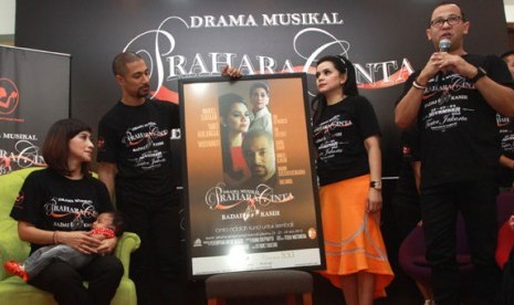 Sutradara drama musikal Prahara Badai Kasih Rama Soeprapto (kanan) memberikan penjelasan mengenai poster drama musikal didampingi penyanyi Shelomita (kiri), pemeran Badai Marcel Siahaan (dua kiri) dan pemeran Kasih Yanti Airlangga saat konfrensi pers drama