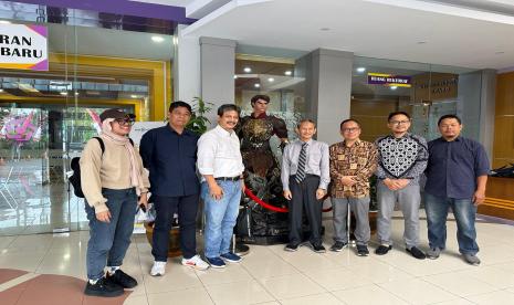 Sutradara Film Ajisaka: The King and The Flower of Life sekaligus Rektor Universitas Amikom Yogyakarta, M. Suyanto (keempat dari kanan) berfoto bersama tim dari Republika di Universitas Amikom Yogyakarta, Senin (29/7/2024).