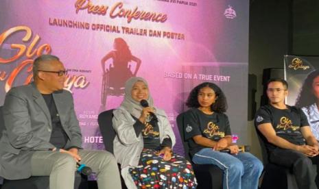 Sutradara film Glo, Kau Cahaya, Ani Ema Utami (tengah, berjilbab) berbicara dalam konferensi pers launching official trailer & poster film 