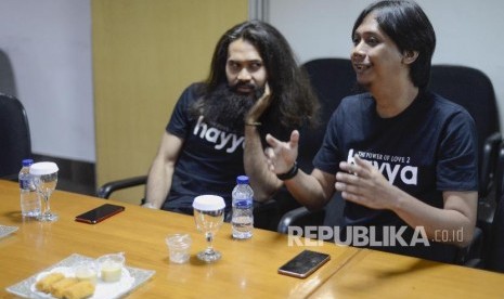 Sutradara Film Hayya Jastis Arimba (kanan) dan Aktor Adhin Abdul Hakim (kiri) memberikan paparan saat berkunjung ke Kantor Republika di Jakarta, Senin (2/9). Kunjungan tersebut untuk memperkenalkan Film Hayya yang menceritakan tentang cinta, kehidupan serta kemanusiaan dan akan mulai tayang 8 September 2019. 