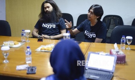 Sutradara Film Hayya Jastis Arimba (kanan) dan Aktor Adhin Abdul Hakim (kiri) memberikan paparan saat berkunjung ke Kantor Republika di Jakarta, Senin (2/9). Kunjungan tersebut untuk memperkenalkan Film Hayya yang menceritakan tentang cinta, kehidupan serta kemanusiaan dan akan mulai tayang 8 September 2019. 