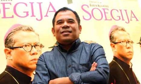  Sutradara Garin Nugroho berdiri di depan poster film 