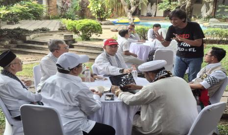 Sutradara Jastis Arimba memberikan pengarahan pada para tokoh saat syuting film Gaza Hayya 3 di Cimanggis, Kota Depok, Kamis (25/7/2024).