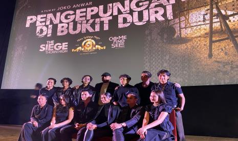 Sutradara Joko Anwar dan pemain film Pengepungan di Bukit Duri saat konferensi pers di XXI Epicentrum, Senin (21/10/2024).