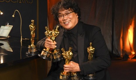  Sutradara Parasite Bong Joon-ho memegang piala Oscar. Parasite memenangkan empat kategori di ajang Oscar, Senin (10/2), di Dolby Theater, Los Angeles. 