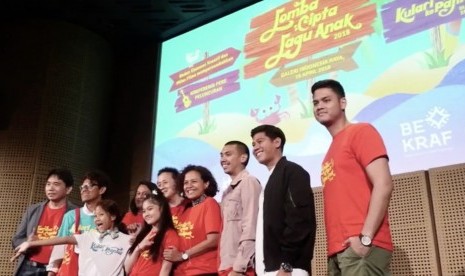 Sutradara, produser serta para pemain dan pendukung film Kulari ke Pantai