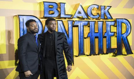 Sutradara Ryan Coogler (kiri) berpose bersama mendiang aktor Chadwick Boseman saat premiere Black Panther di Hammersmith Apollo, London, Inggris 8 February 2018.