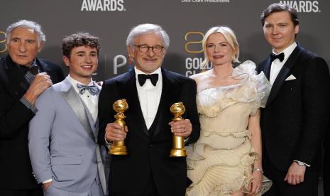 Sutradara Steven Spielberg (tengah) berpose dengan  Judd Hirsch, Gabriel LaBelle, Michelle Williams, dan Paul Dano sambil memengang piala Golden Globe untuk kategori Best Motion Picture, Drama untuk The Fabelmans di Beverly Hilton Hotel, California, AS, Selasa (10/1/2023). 