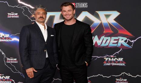 Sutradara Taika Waititi (kiri) dan aktor Australia Chris Hemsworth menghadiri pemutaran perdana Thor: Love and Thunder di Sydney, Australia, 27 Juni 2022.