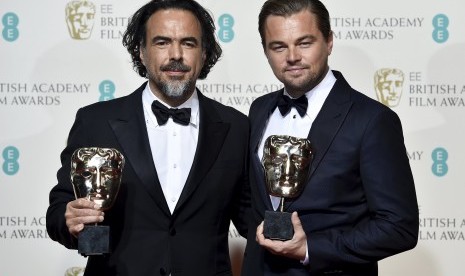 Sutradara The Revenant Alejandro Inarritu dan Leonardo DiCaprio meraih piala BAFTA untuk peran mereka di film The Revenant.