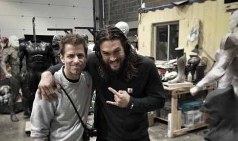 Sutradara Zack Snyder memamerkan fotonya dengan pemeran Aquaman untuk film Justice League.