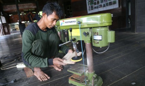  Suvenir berupa ukiran kayu, ukiran batok kelapa dan anyaman rotan menarik khas  desa wisata Hutan Lindung Sungai Wain (HLSW) di Km 15 Balikpapan. 