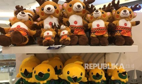 Suvenir maskot Asian Games 2018 terpajang di Store Asian Games, Pacific Place, Jakarta, Selasa (30/1). Menyambut Asian Games 2018, sejumlah pusat perbelanjaan membuka gerai pernak-pernik Asian Games.