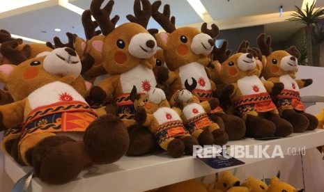 Suvenir maskot Asian Games 2018 terpajang di Store Asian Games, Pacific Place, Jakarta, Selasa (30/1). Menyambut Asian Games 2018, sejumlah pusat perbelanjaan membuka gerai pernak-pernik Asian Games.