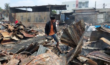 Suwarno (60) nampak berduka lantaran rumahnya dilalap api pada Sabtu malam (1/8). Api diduga berasal dari bakaran sampah di area belakang rumah bedeng Kelurahan Duren Jaya, Kecamatan Bekasi Timur, Kota Bekasi.