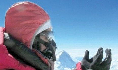 Suzanne Al-Houby berdoa di Puncak Everest setelah mendaki selama 51 hari.