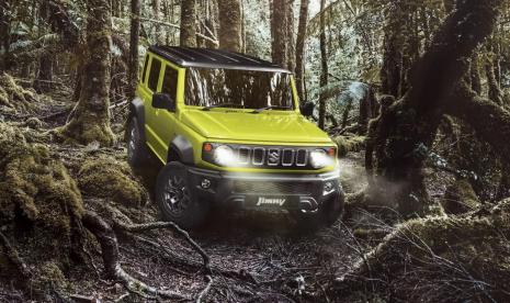 Seperti model tiga pintu yang dijual di tempat lain, Suzuki Jimny lima pintu mempertahankan sasis rangka tangga dan menawarkan ground clearance 8,3 inci (210 mm)