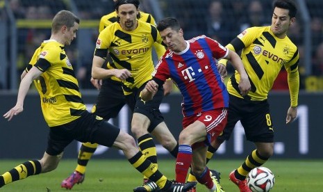 Sven Bender, Neven Subtoic and Ilkay Guendogan (L-R) of Borussia Dortmund tackle Robert Lewandowski (C) during their German first division Bundesliga soccer match in Dortmund April 4, 2015. 