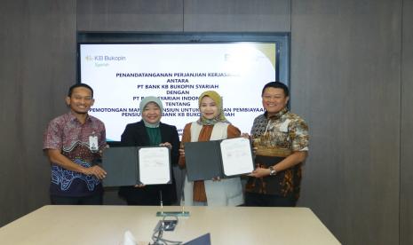 SVP International & Financial Institution BSI Anna Kristanty (kiri kedua) bersama SVP Consumer Business II BSI Dien Lukita (kanan kedua) dan Direktur Bisnis KB Bukopin Syariah Agus Suhendro (kanan pertama) saat penandatanganan perjanjian kerja sama terkait pemanfaatan layanan keuangan untuk para pensiun yang disaksikan oleh SEVP Consumer Banking BSI Wawan Setiawan (kiri pertama) di Kantor Pusat BSI, The Tower, Jakarta.