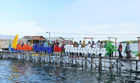 SVP Sekretaris Perusahaan PKT Teguh Ismartono dan Wali Kota Bontang Basri Rase meresmikan kampung Ekowisata Malahing di Bontang, Kalimantan Timur. (ilustrasi). Setelah program Better Living in Malahing, PKT meluncurkan program Guntung Eco Culture Sport Tourism (GECST).