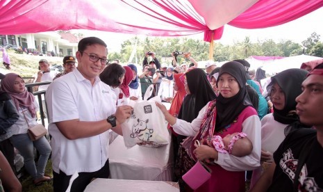 SVP Umum dan PKBL Pupuk Indonesia (tengah baju putih), Yana Nurachman tengah melayani masyarakat di Pasar Murah Pupuk Indonesia di Ciamis, Selasa (2/4).