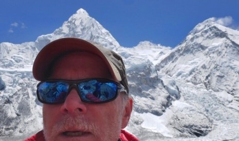 Swafoto pendaki asal Colorado, AS yang meninggal di Gunung Everest, Christopher Kulish saat berada di Everest, April 2019.