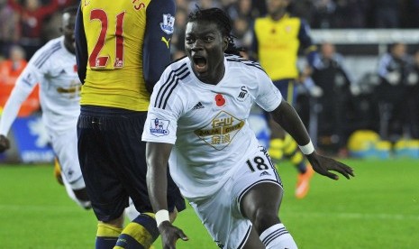 Swansea City's Bafetimbi Gomis celebrates his goal during their English Premier League soccer match against Arsenal at the Liberty Stadium in Swansea, Wales November 9, 2014