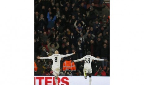 Swansea City's Jonjo Shelvey (L) celebrates his goal against Southampton during their English Premier League soccer match at St Mary's Stadium in Southampton, southern England, February 1, 2015.