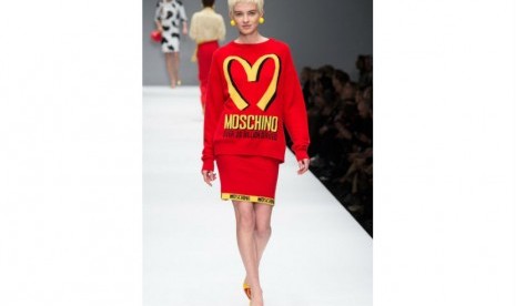 Sweater keluaran Moschino yang terinspirasi makanan cepat saji McDonald