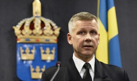 Swedish Navy commodore Jonas Wikstrom talks to the media during a news conference in Stockholm October 17, 2014.  