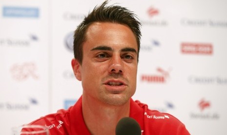 Switzerland's national soccer team goalkeeper Diego Benaglio addresses a news conference in Porto Seguro June 16, 2014. 